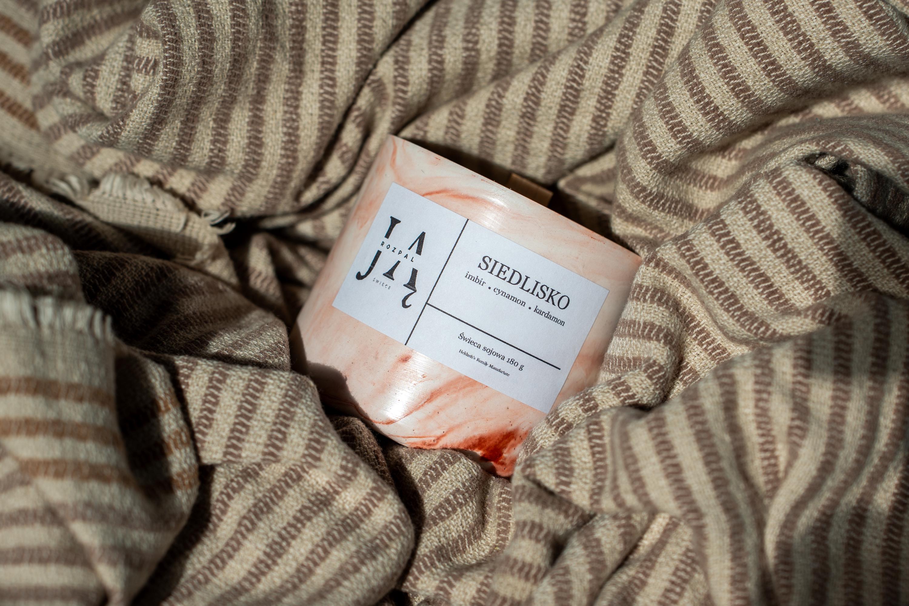 SIEDLISKO | rozgrzewająca świeca sojowa o korzennym charakterze