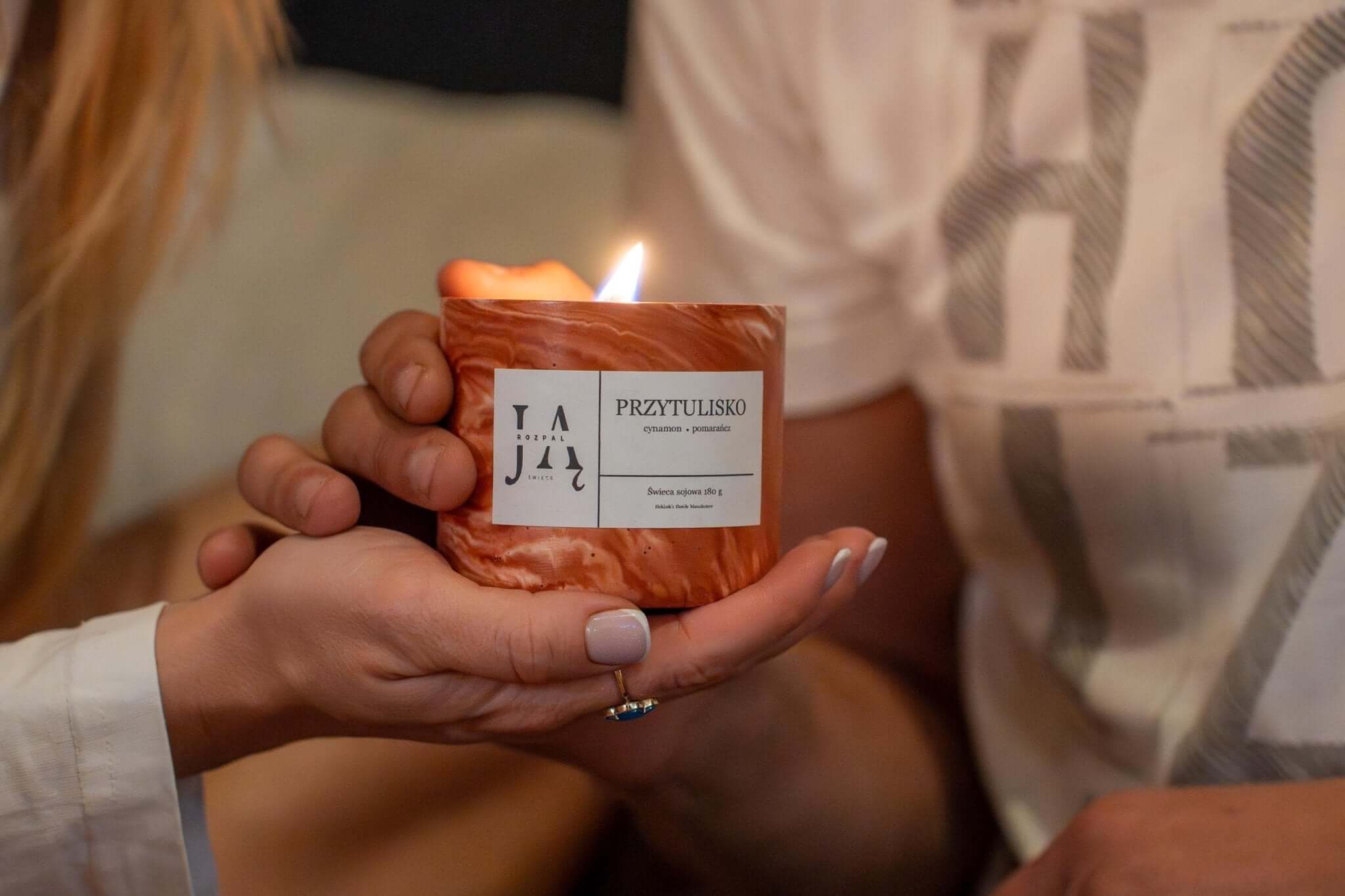 PRZYTULISKO | klasyczna świeca sojowa pełna domowego ciepła - Rozpal Ją