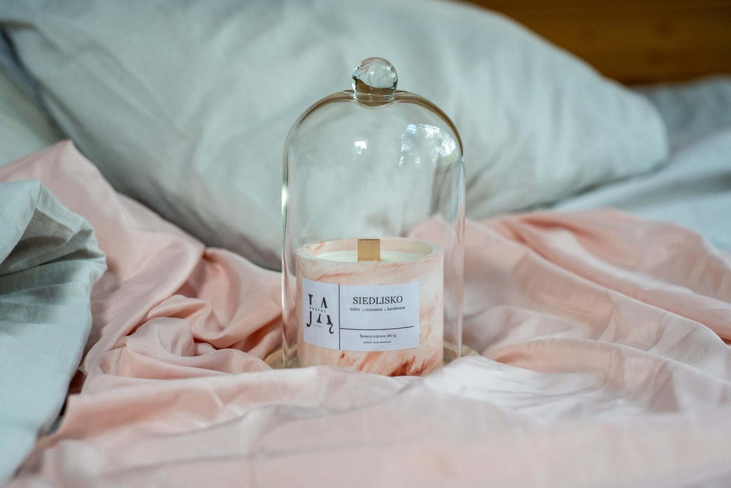 SIEDLISKO | rozgrzewająca świeca sojowa o korzennym charakterze - Rozpal Ją