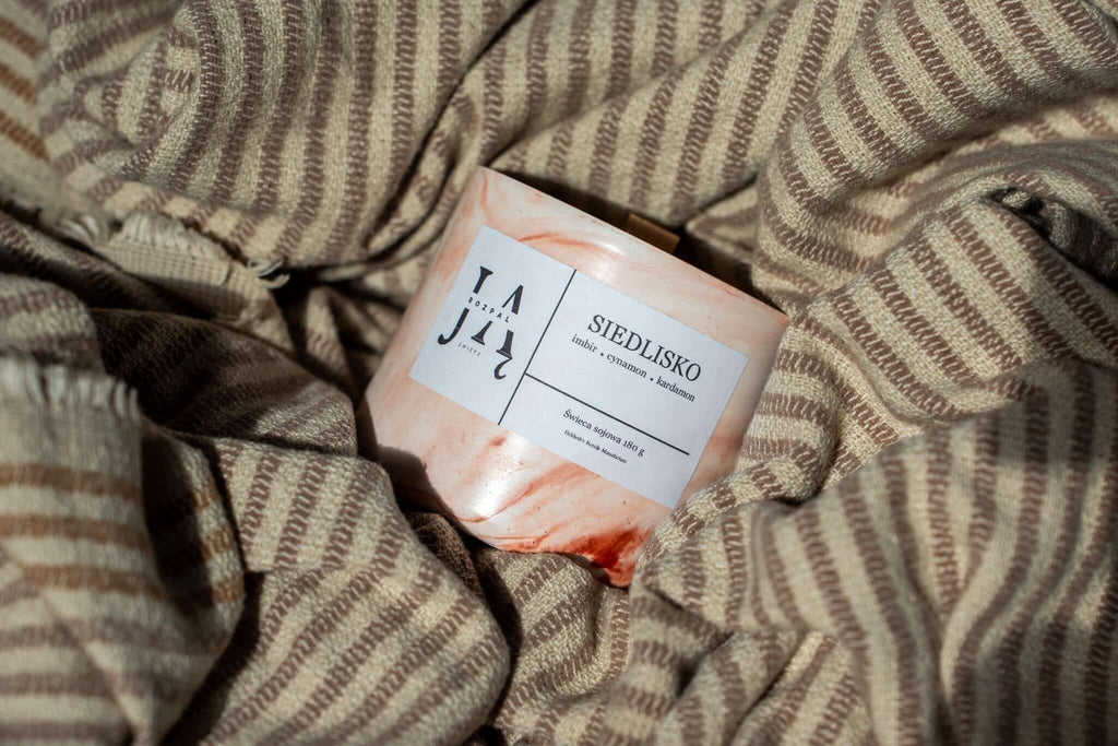 SIEDLISKO | rozgrzewająca świeca sojowa o korzennym charakterze - Rozpal Ją