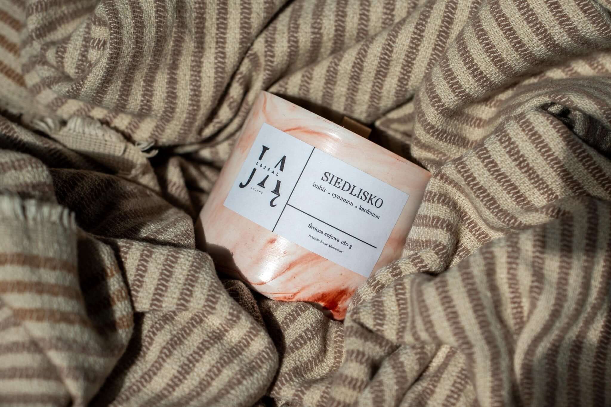 SIEDLISKO | rozgrzewająca świeca sojowa o korzennym charakterze - Rozpal Ją