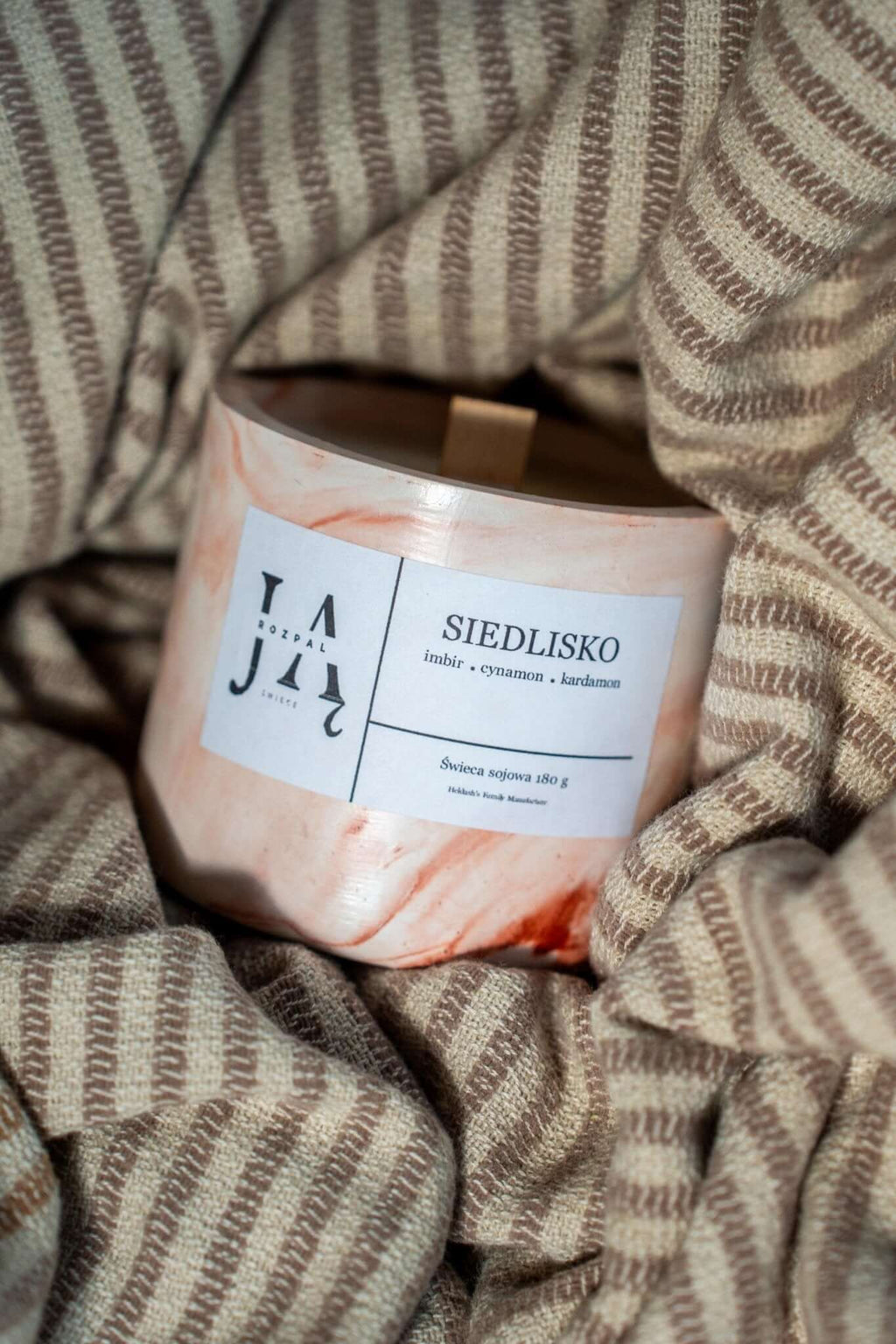 SIEDLISKO | rozgrzewająca świeca sojowa o korzennym charakterze - Rozpal Ją