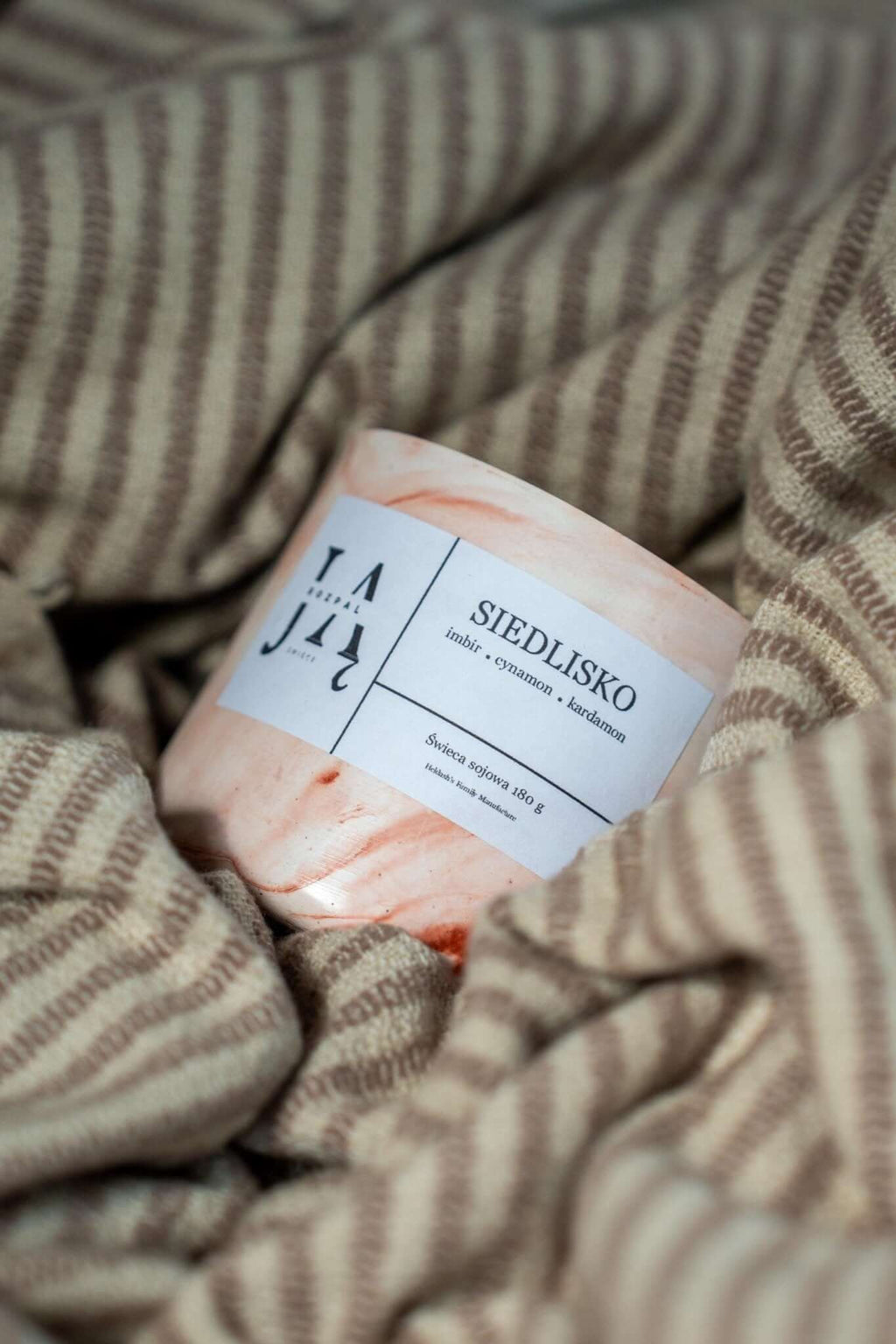 SIEDLISKO | rozgrzewająca świeca sojowa o korzennym charakterze - Rozpal Ją