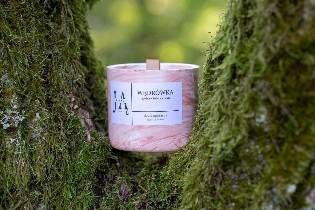 WĘDRÓWKA | naturalna świeca sojowa leśna umieszczona na drzewie, z naturalnym, trzema zapachami.
