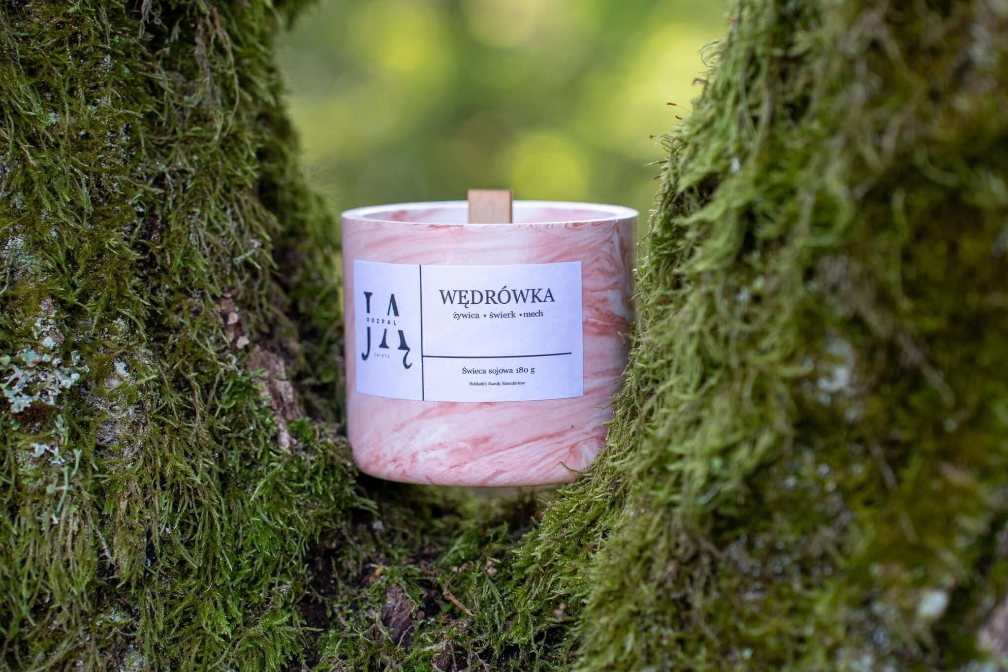 WĘDRÓWKA | naturalna świeca sojowa leśna umieszczona na drzewie, z naturalnym, trzema zapachami.