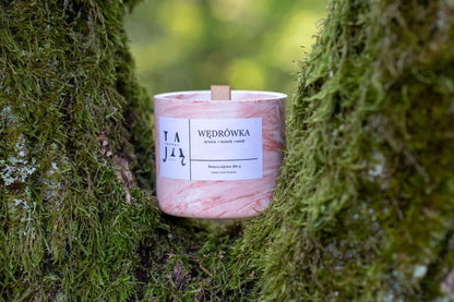 WĘDRÓWKA | naturalna świeca sojowa leśna umieszczona na drzewie, z naturalnym, trzema zapachami.