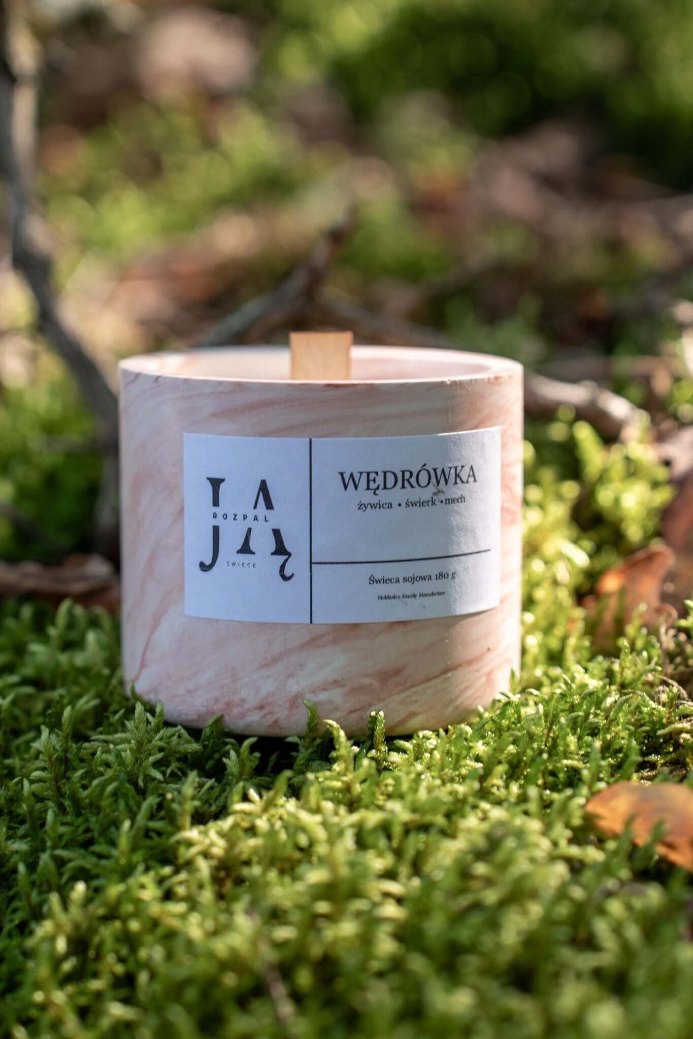 WĘDRÓWKA | naturalna świeca sojowa leśna umieszczona na drzewie, z naturalnym, trzema zapachami.