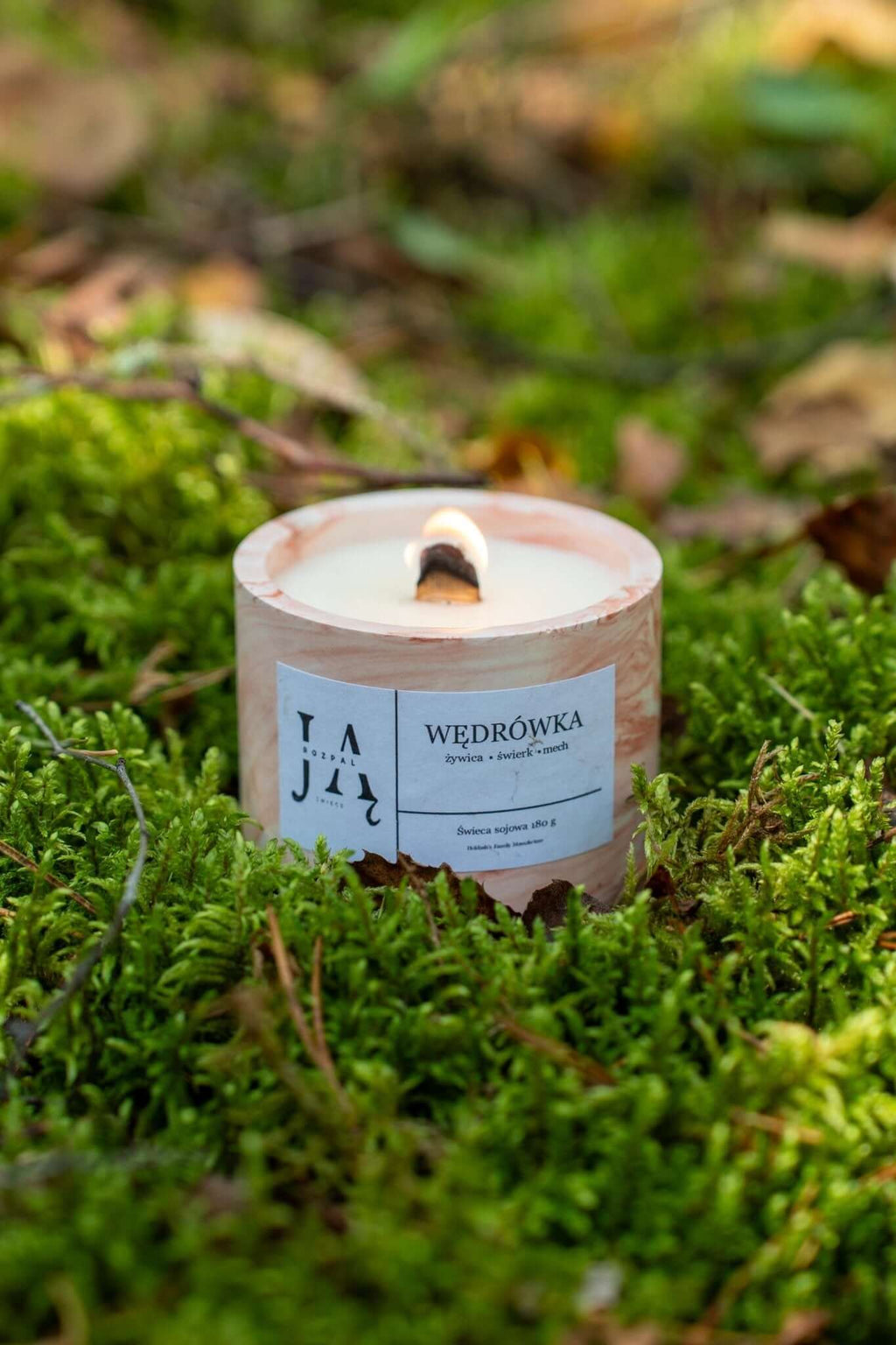 WĘDRÓWKA | naturalna świeca sojowa leśna umieszczona na drzewie, z naturalnym, trzema zapachami.