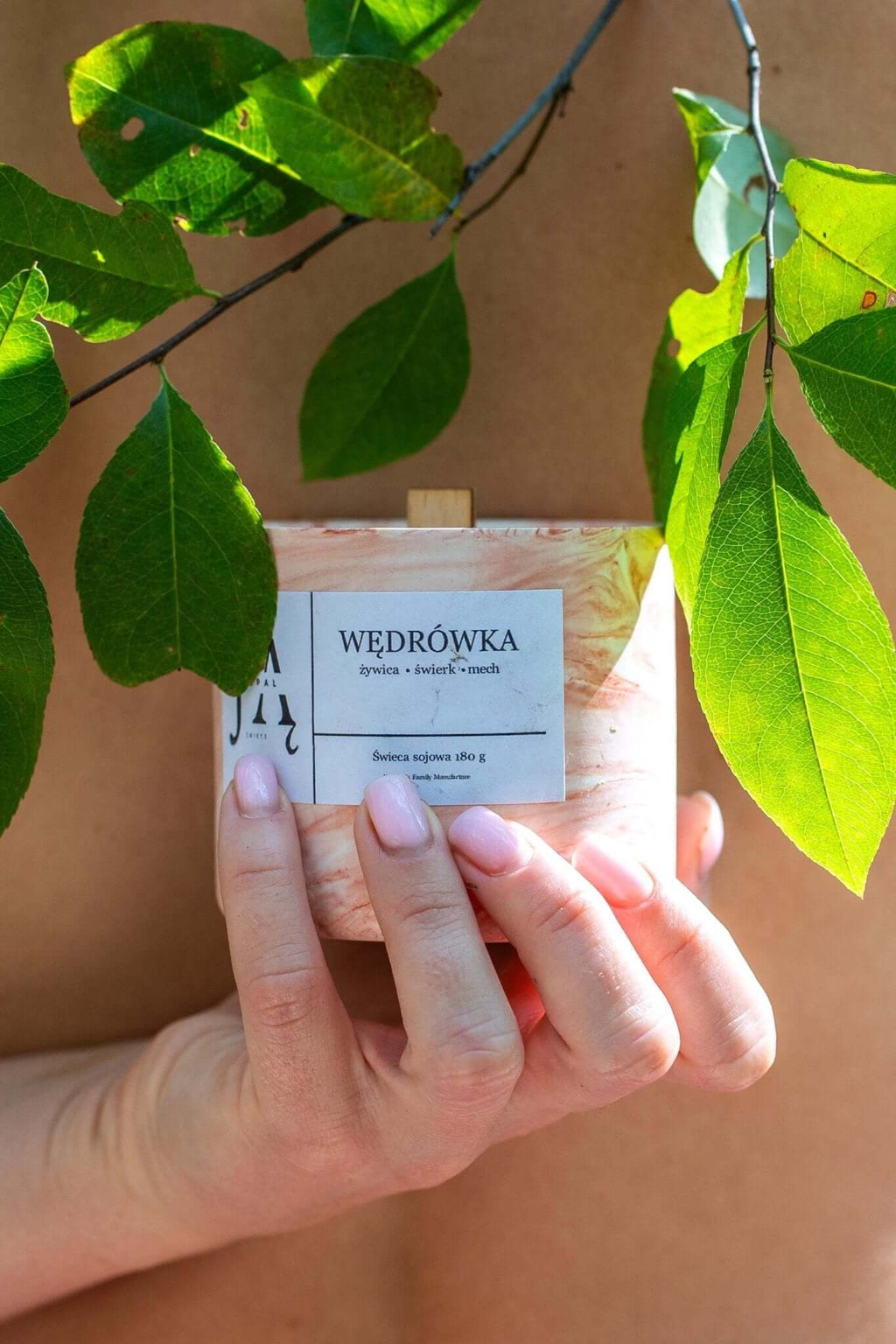 WĘDRÓWKA | naturalna świeca sojowa leśna umieszczona na drzewie, z naturalnym, trzema zapachami.