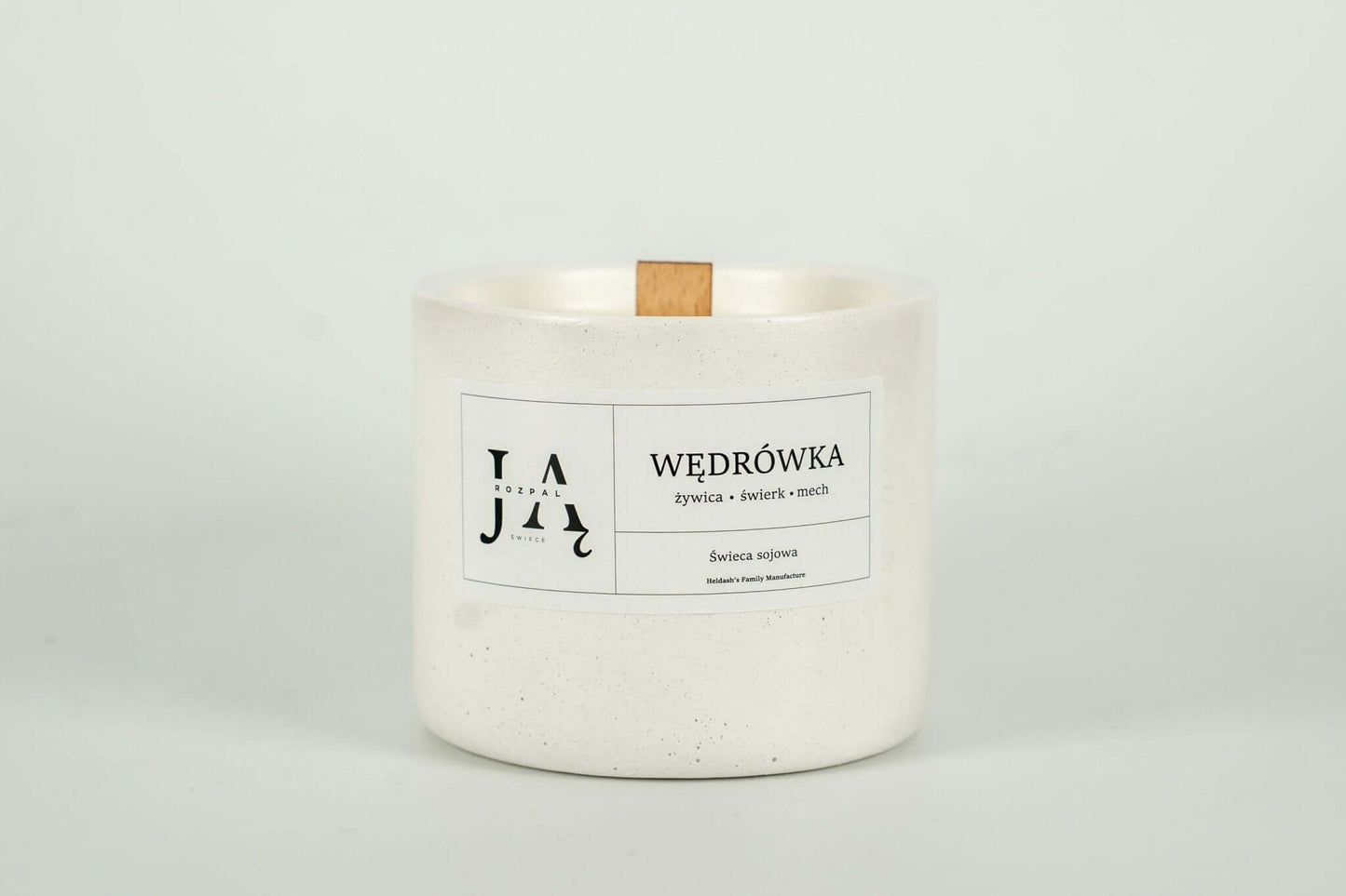 WĘDRÓWKA | naturalna świeca sojowa leśna umieszczona na drzewie, z naturalnym, trzema zapachami.