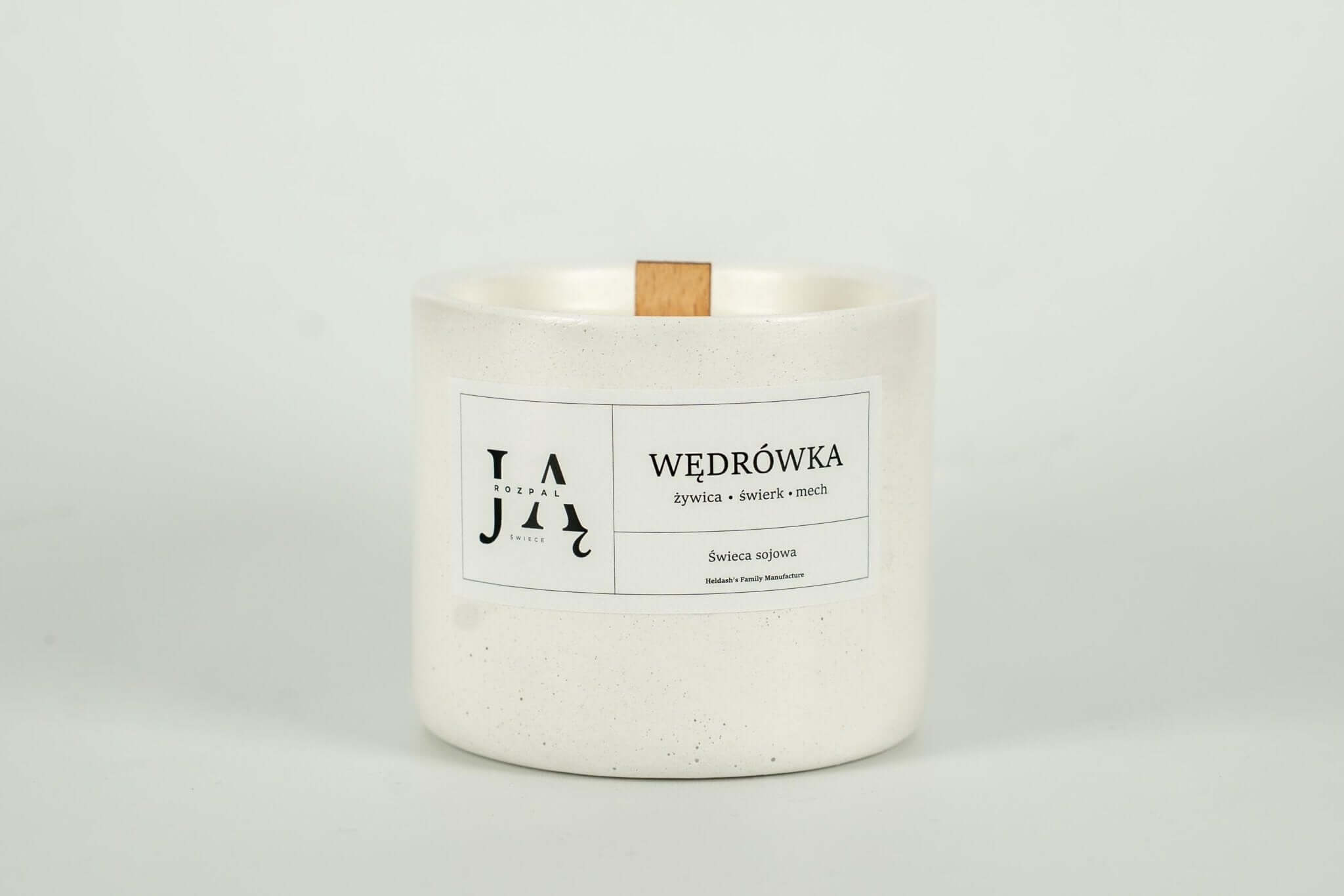 WĘDRÓWKA | naturalna świeca sojowa leśna umieszczona na drzewie, z naturalnym, trzema zapachami.