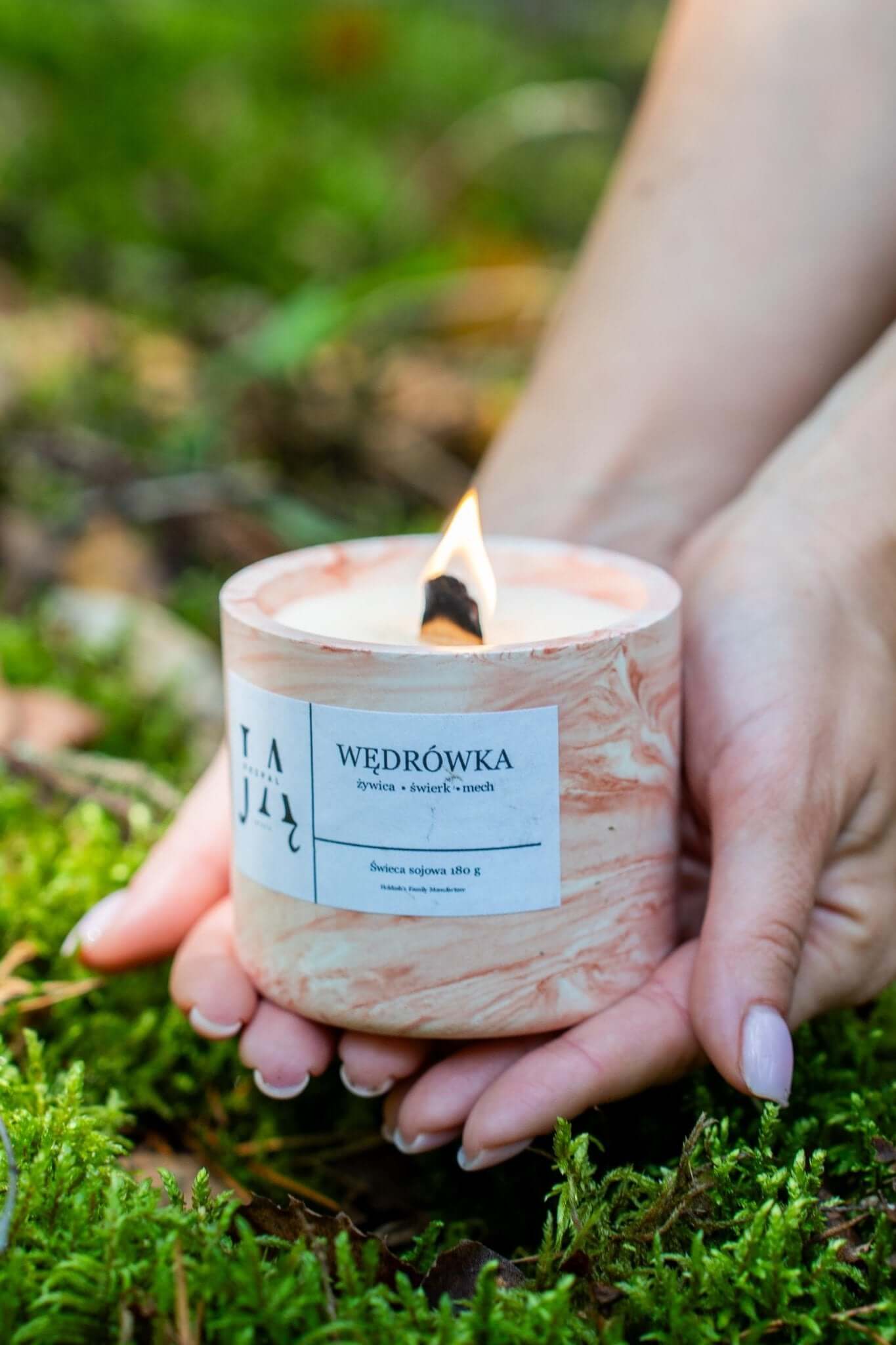 WĘDRÓWKA | naturalna świeca sojowa leśna umieszczona na drzewie, z naturalnym, trzema zapachami.